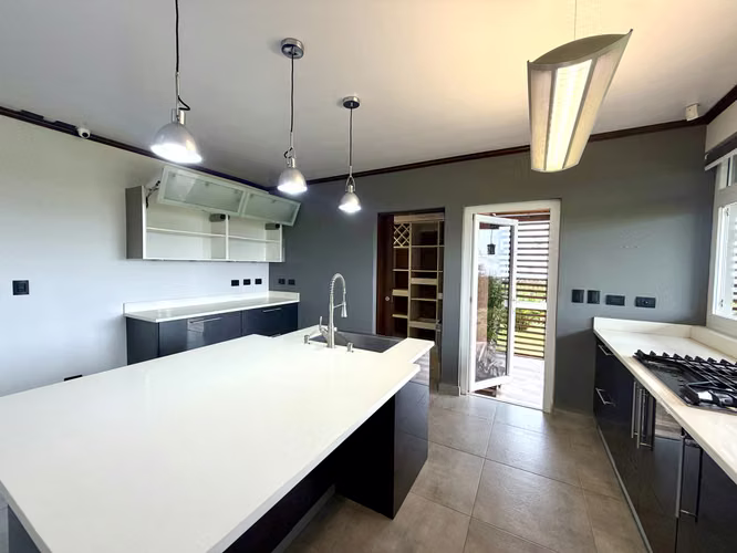 SE VENDE ESPECTACULAR CASA ESTILO FENG SHUI - OREAMUNO - CARTAGO