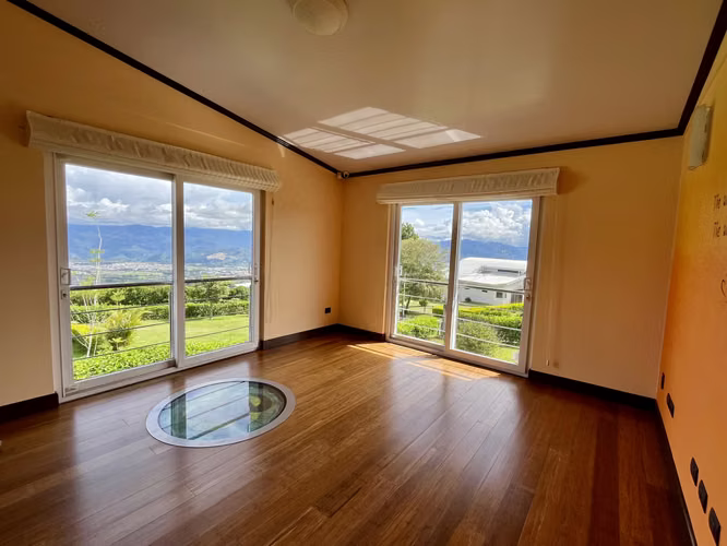 SE VENDE ESPECTACULAR CASA ESTILO FENG SHUI - OREAMUNO - CARTAGO