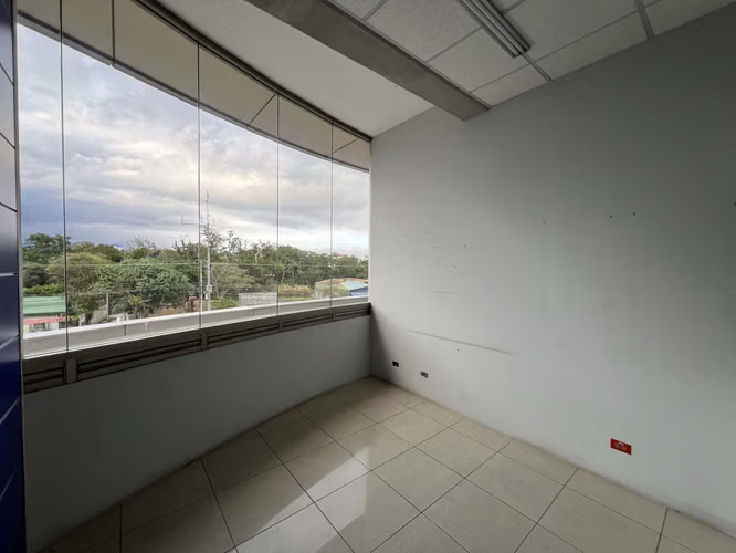 SE ALQUILAN OFICINAS EN EDIFICIO CON UBICACIÓN ESTRATÉGICA (ZAPOTE, SAN JOSÉ)