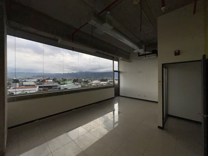 SE ALQUILAN OFICINAS EN EDIFICIO CON UBICACIÓN ESTRATÉGICA (ZAPOTE, SAN JOSÉ)