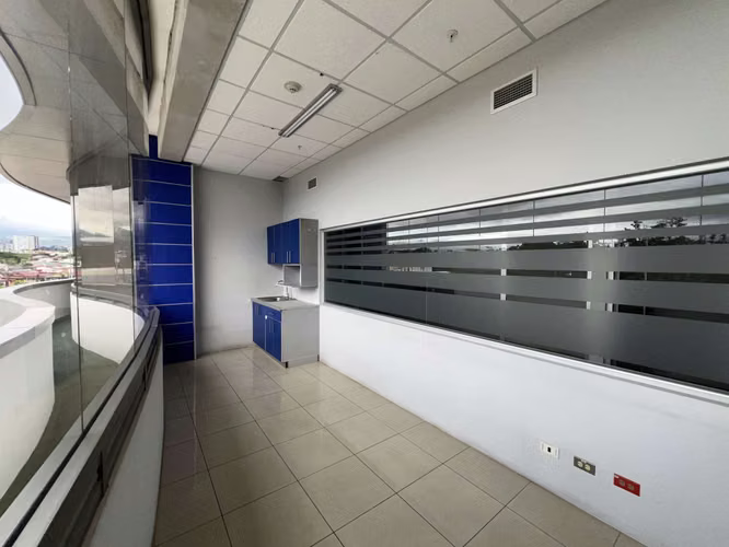 SE ALQUILAN OFICINAS EN EDIFICIO CON UBICACIÓN ESTRATÉGICA (ZAPOTE, SAN JOSÉ)