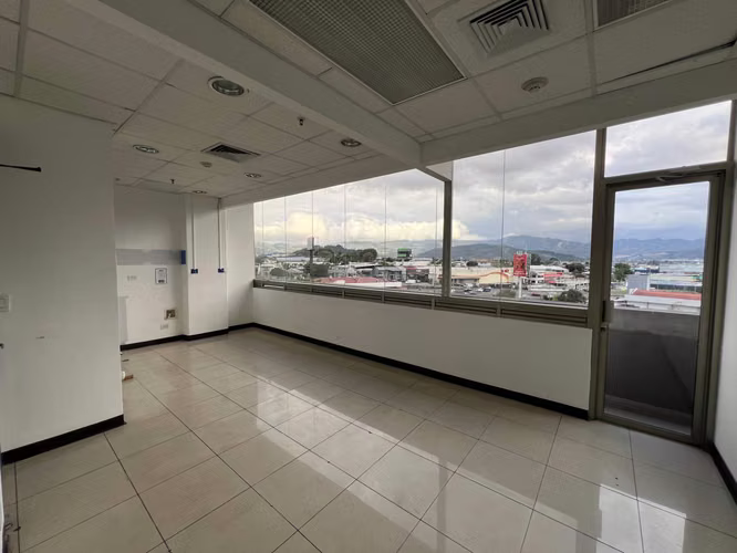 SE ALQUILAN OFICINAS EN EDIFICIO CON UBICACIÓN ESTRATÉGICA (ZAPOTE, SAN JOSÉ)