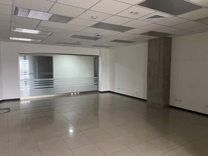 SE ALQUILAN OFICINAS EN EDIFICIO CON UBICACIÓN ESTRATÉGICA (ZAPOTE, SAN JOSÉ)