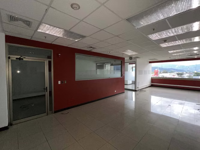 SE ALQUILAN OFICINAS EN EDIFICIO CON UBICACIÓN ESTRATÉGICA (ZAPOTE, SAN JOSÉ)
