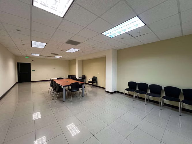 SE ALQUILA OFICINA EN EDIFICIO CON UBICACIÓN ESTRATÉGICA (ZAPOTE, SAN JOSÉ)