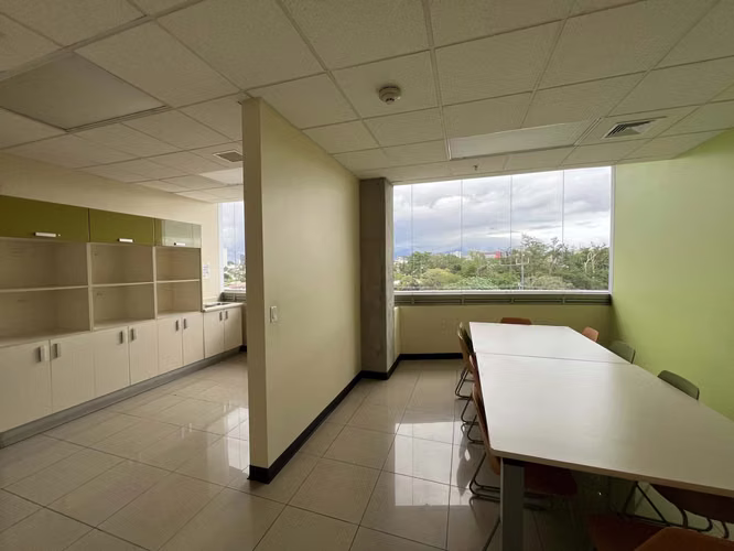 SE ALQUILA OFICINA EN EDIFICIO CON UBICACIÓN ESTRATÉGICA (ZAPOTE, SAN JOSÉ)