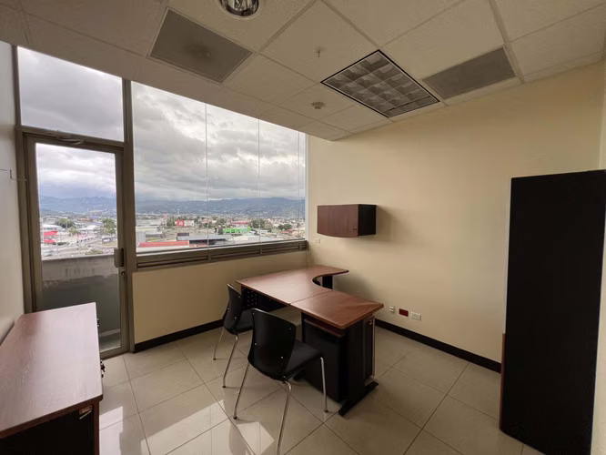 SE ALQUILA OFICINA EN EDIFICIO CON UBICACIÓN ESTRATÉGICA (ZAPOTE, SAN JOSÉ)