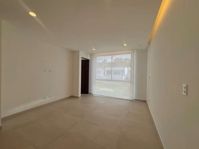 ALQUILER DE CASA ESQUINERA EN CONDOMINIO EN SANTA ANA Código. 9068016 - Imagen 2