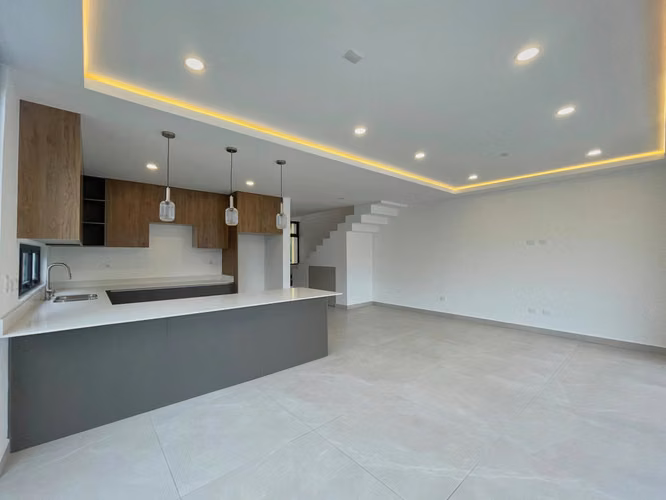 ALQUILER DE CASA NUEVA EN CONDOMINIO EN SANTA ANA - Imagen 5