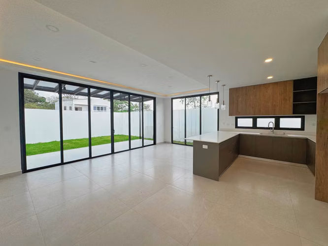 ALQUILER DE CASA NUEVA EN CONDOMINIO EN SANTA ANA - Imagen 13