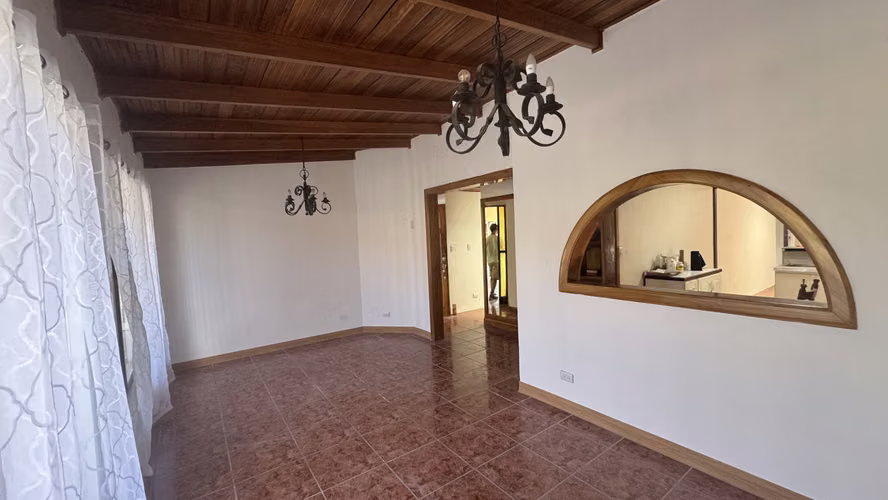 Remodelada casa de un piso en el centro de Guadalupe - Imagen 2