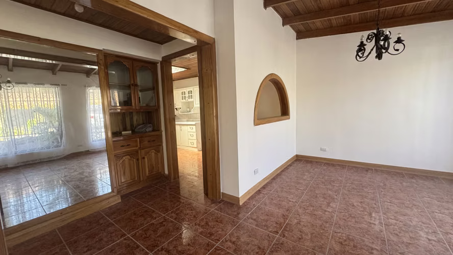 Remodelada casa de un piso en el centro de Guadalupe - Imagen 3