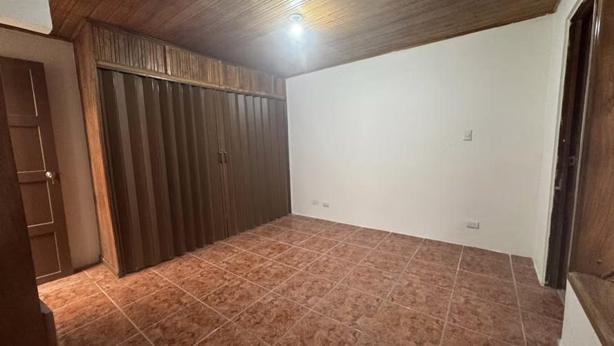 Remodelada casa de un piso en el centro de Guadalupe - Imagen 10