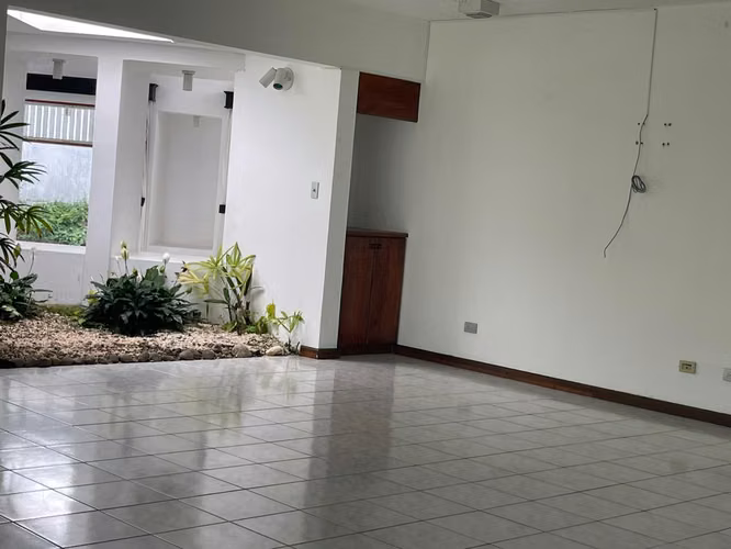 id 38947 Casa en Residencial, Guayabos de Curridabat.