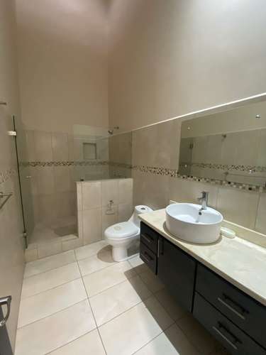CASA EN SANTA ANA - Imagen 9