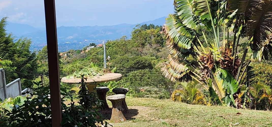 Casa en venta en Grecia, dos plantas, dos terrazas, segura, en las montañas, con lindas vistas - Imagen 2