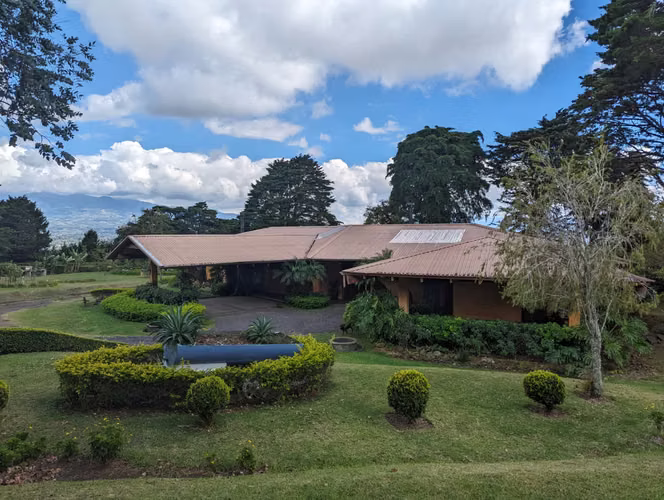 Vendo casa en una Quinta de lujo con vista panorámica al Valle Central