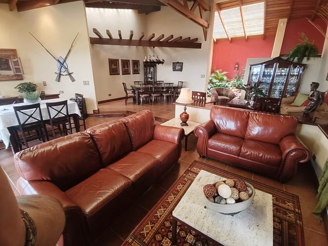 Vendo casa en una Quinta de lujo con vista panorámica al Valle Central
