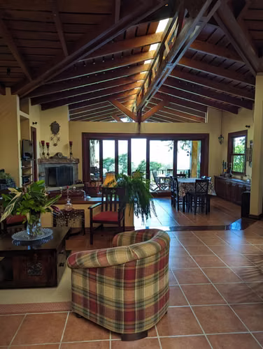 Vendo casa en una Quinta de lujo con vista panorámica al Valle Central