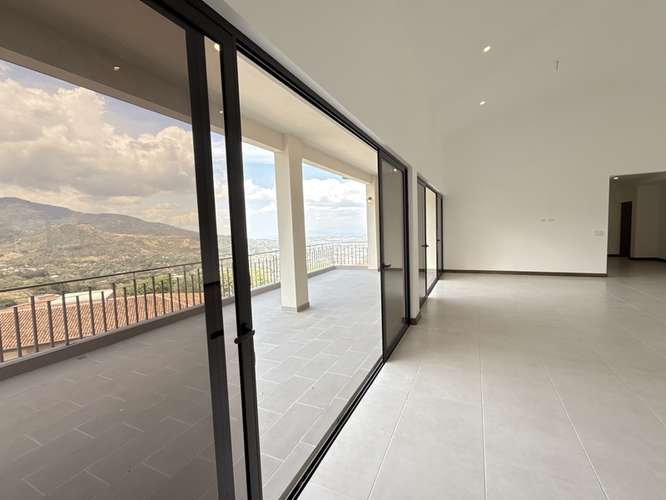 Venta, Penthouse Exclusivo en Alto de Las Palomas – Vistas Inigualables y Estilo Sofisticado 23727 - Imagen 6