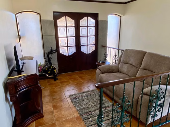 Se vende linda casa en Barrio freses Curridabat - Imagen 7