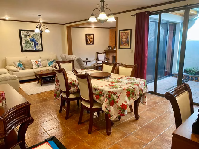 Se vende linda casa en Barrio freses Curridabat - Imagen 1