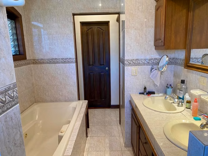 Se vende linda casa en Barrio freses Curridabat - Imagen 11