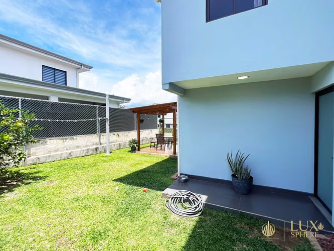 Venta de casa en La Guácima de Alajuela / 3 habitaciones + Oficina + Jardín - Imagen 4