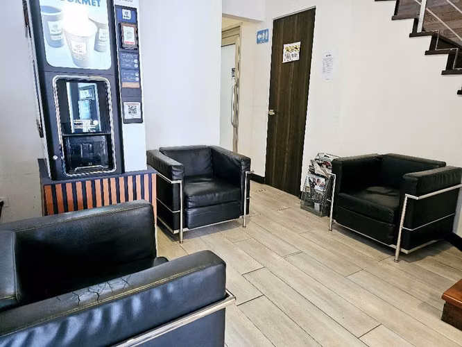 SE ALQUILAN CONSULTORIOS EN CLINICA EN PASEO COLON - Imagen 2