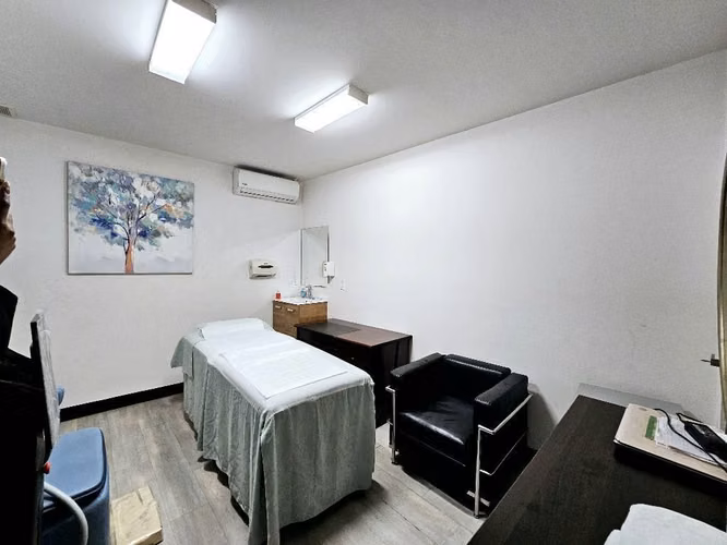 SE ALQUILAN CONSULTORIOS EN CLINICA EN PASEO COLON - Imagen 5