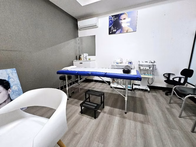 SE ALQUILAN CONSULTORIOS EN CLINICA EN PASEO COLON - Imagen 3
