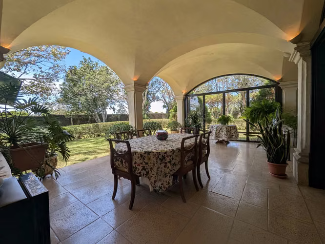 Exquisita casa en condominio de dos niveles con 4 recámaras y acabados de lujo.