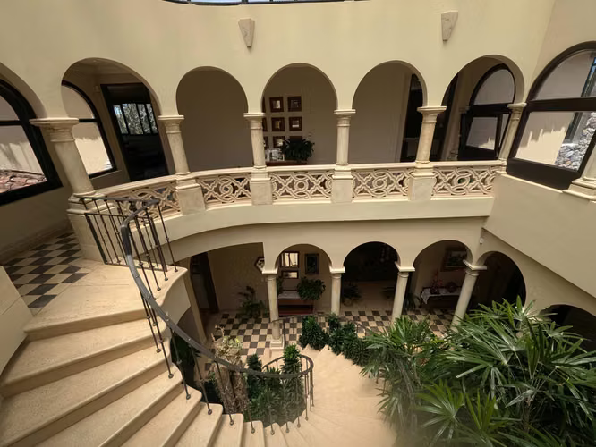 Exquisita casa en condominio de dos niveles con 4 recámaras y acabados de lujo.