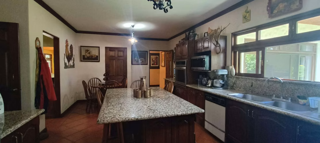 Hermosa casa en Urbanización Río Oro, Santa Ana – Amplios espacios y amenidades de lujo