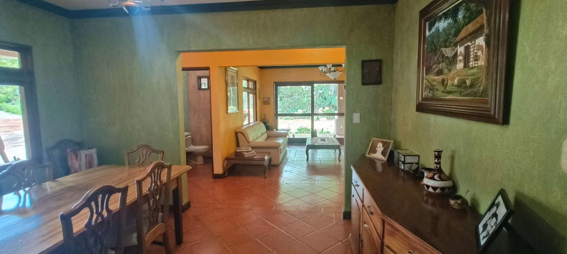 Hermosa casa en Urbanización Río Oro, Santa Ana – Amplios espacios y amenidades de lujo