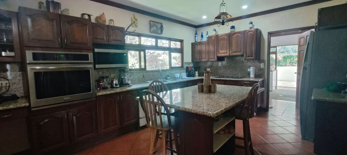 Hermosa casa en Urbanización Río Oro, Santa Ana – Amplios espacios y amenidades de lujo