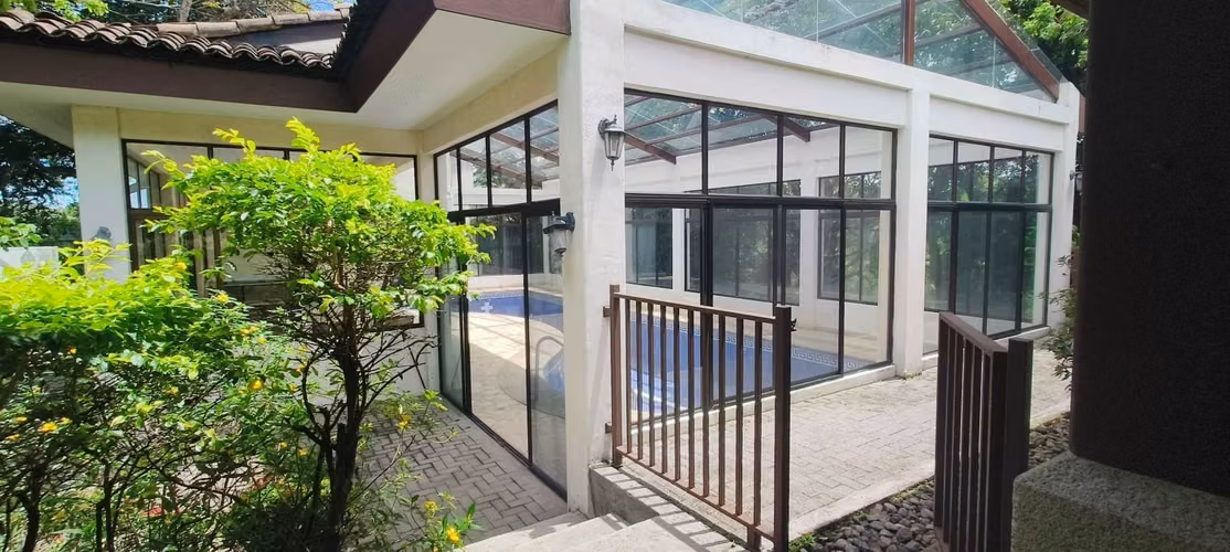 Hermosa casa en Urbanización Río Oro, Santa Ana – Amplios espacios y amenidades de lujo