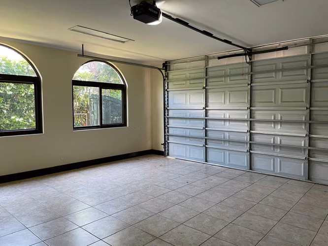 SE ALQUILA CASA DE LUJO EN VALLE DEL SOL - Imagen 16
