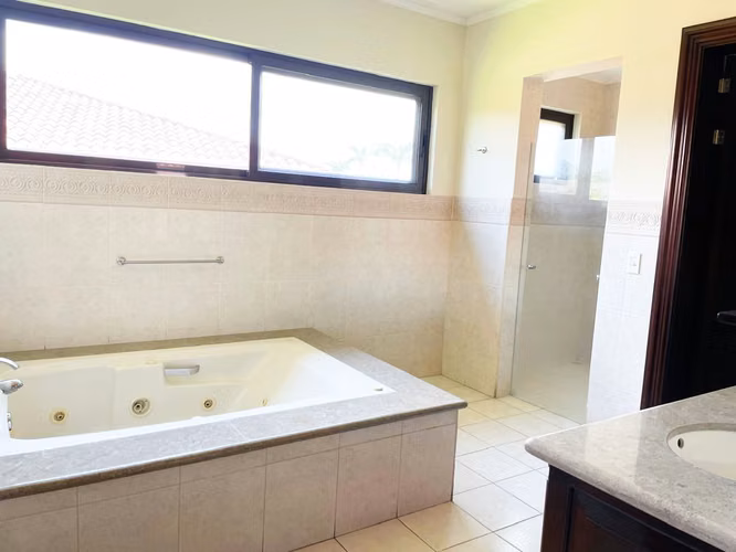 SE ALQUILA CASA DE LUJO EN VALLE DEL SOL - Imagen 4