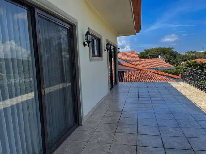 SE ALQUILA CASA DE LUJO EN VALLE DEL SOL - Imagen 2