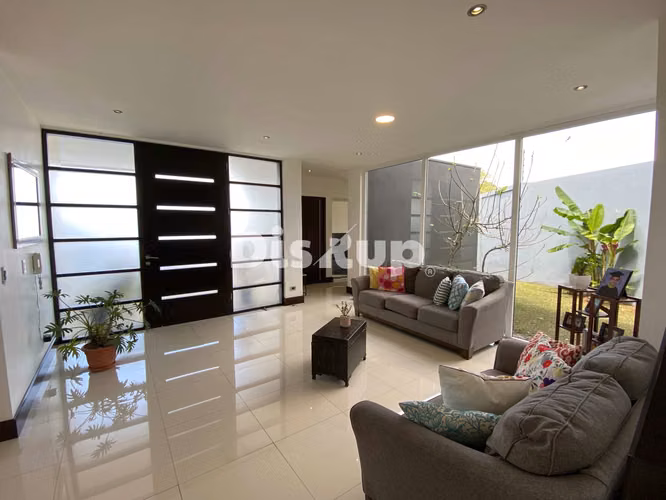 Venta de casa de 4 hab. en amplio terreno. San Rafael. Montes de Oca