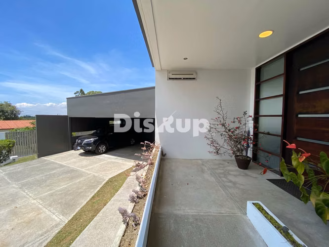 Venta de casa de 4 hab. en amplio terreno. San Rafael. Montes de Oca