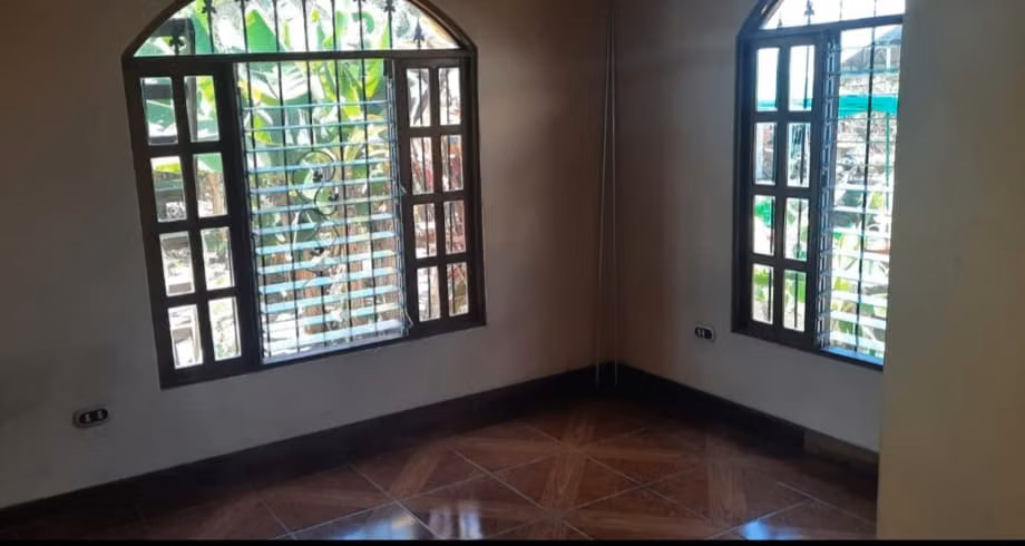 ¡OPORTUNIDAD  PARA VIVIR CERCA DE LA PLAYA ! Hermosa Casa en Venta en Parrita – A Minutos del Mar