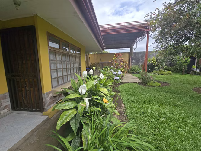 LA PROPIEDAD DE SUS SUEÑOS CON 2 CASAS Y JARDINES