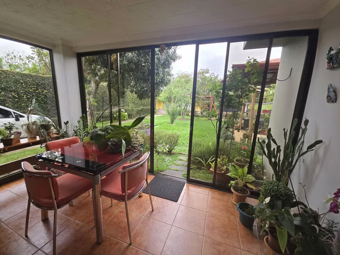 LA PROPIEDAD DE SUS SUEÑOS CON 2 CASAS Y JARDINES