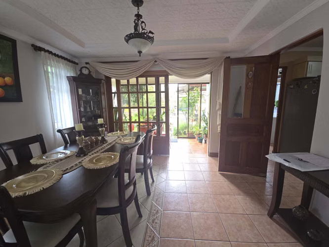 LA PROPIEDAD DE SUS SUEÑOS CON 2 CASAS Y JARDINES