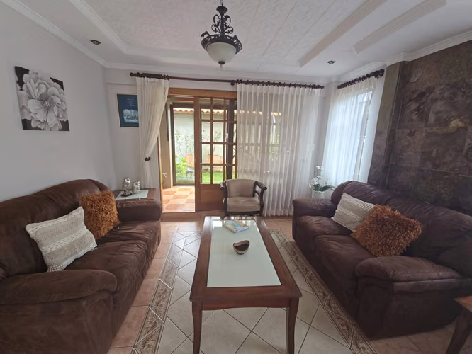 LA PROPIEDAD DE SUS SUEÑOS CON 2 CASAS Y JARDINES