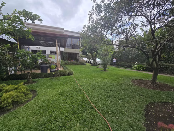 LA PROPIEDAD DE SUS SUEÑOS CON 2 CASAS Y JARDINES