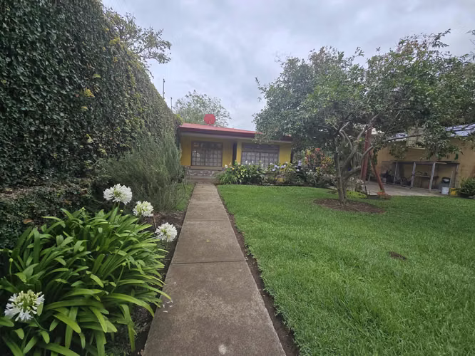 LA PROPIEDAD DE SUS SUEÑOS CON 2 CASAS Y JARDINES
