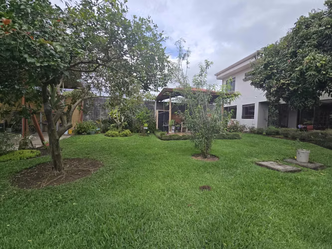LA PROPIEDAD DE SUS SUEÑOS CON 2 CASAS Y JARDINES